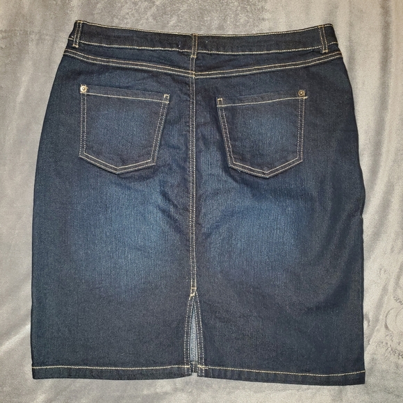 Ladies Dark Stretchy Denium skirt size 8 - Picture 2 of 11